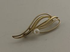 A 9ct gold pearl set brooch, 3.3g.