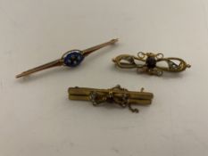 Three gold brooches, 7.9g.