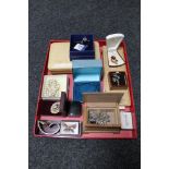 A tray of assorted costume jewellery : necklaces, brooches,
