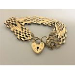A 9ct gold bracelet with heart clasp, 14g.