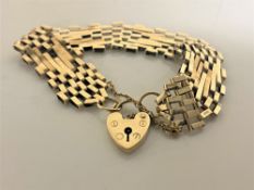 A 9ct gold bracelet with heart clasp, 14g.