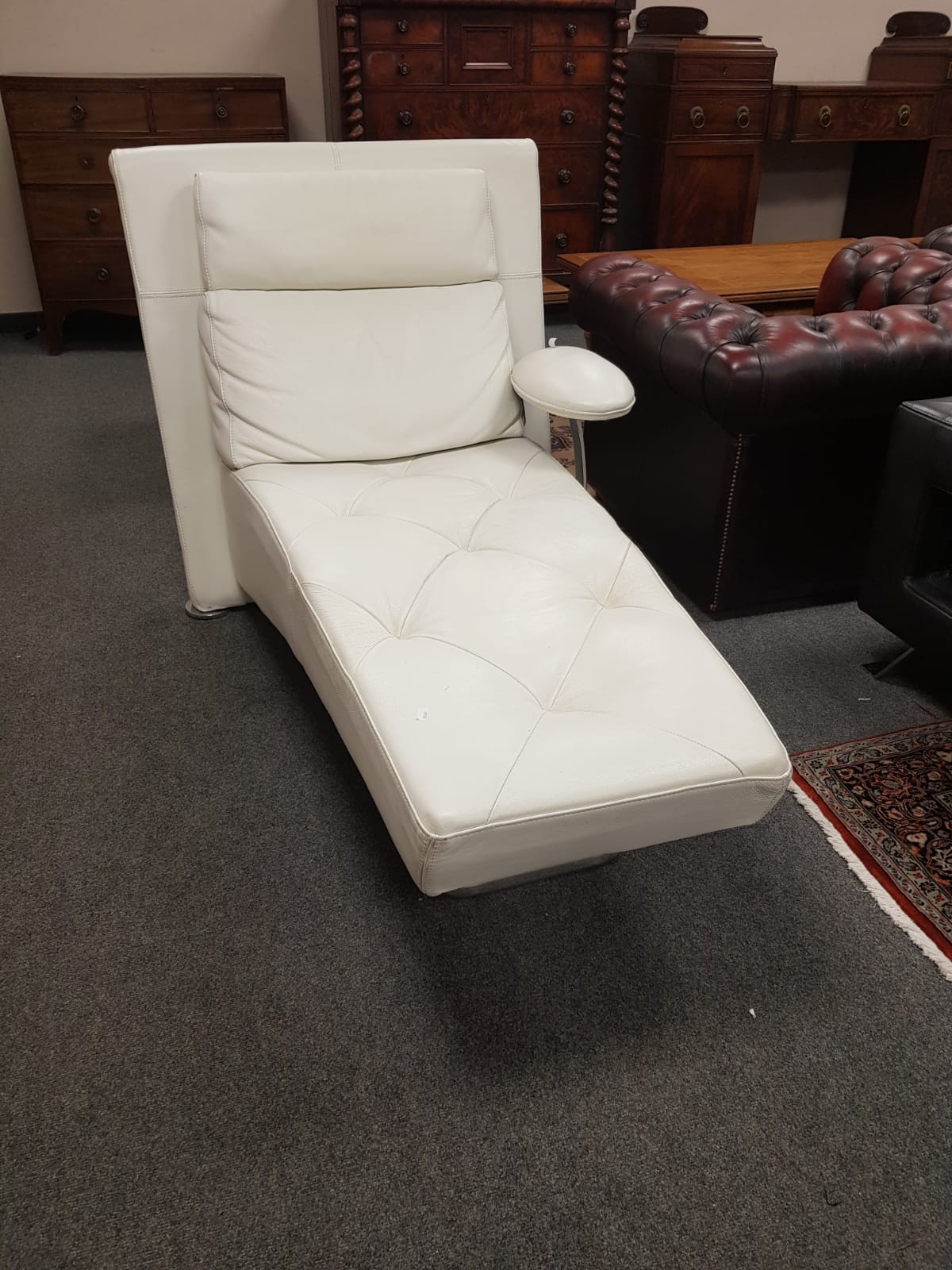 A contemporary cream leather chaise longue,