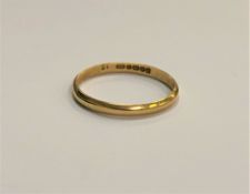 An 18ct gold band ring, 2g.