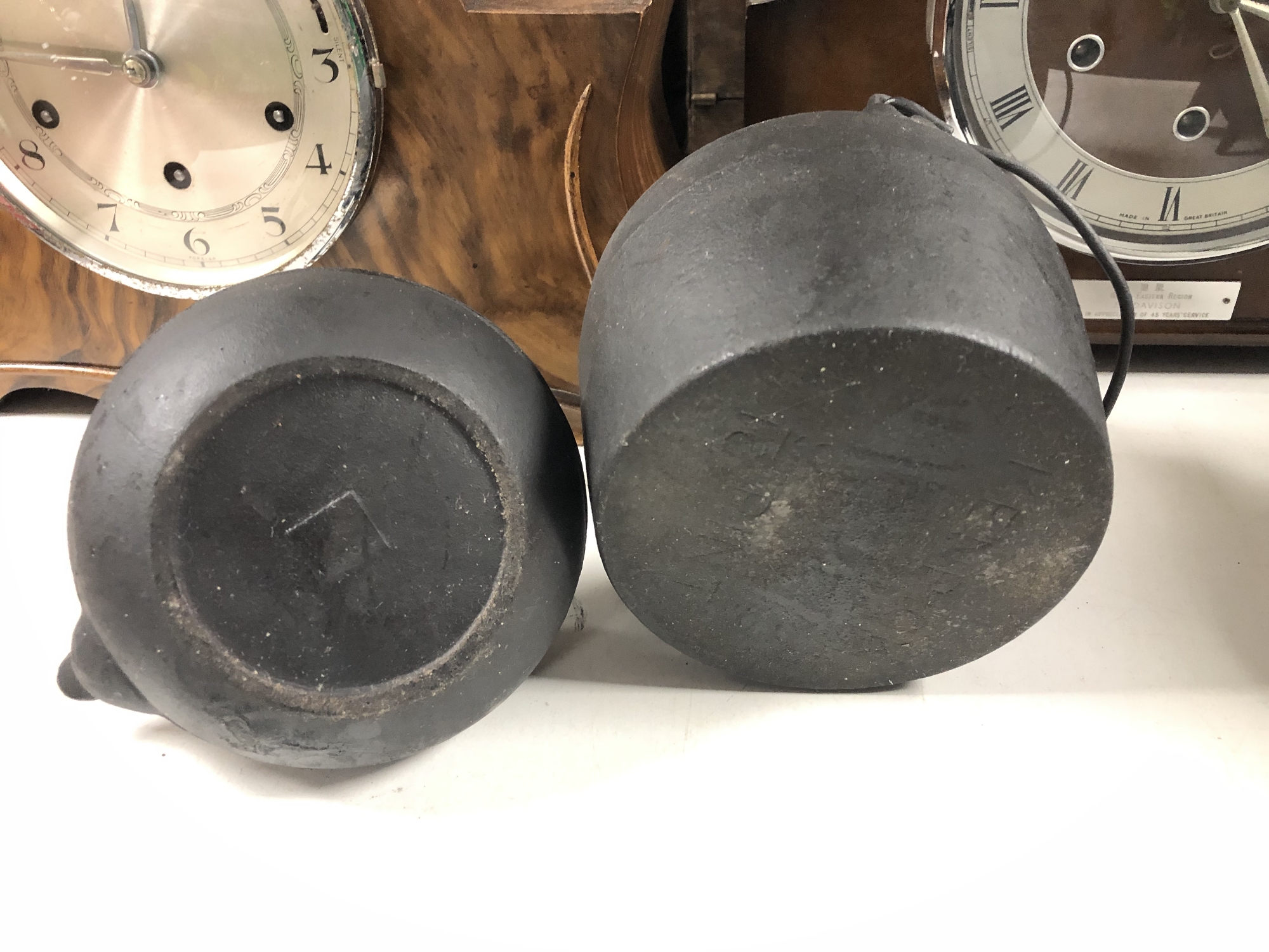 Two miniature cast iron cooking pots with lids together with a cast iron kettle with lid - Image 5 of 5