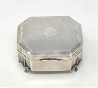 A solid silver jewellery box, width 9.5cm CONDITION REPORT: 117g.