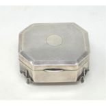 A solid silver jewellery box, width 9.5cm CONDITION REPORT: 117g.