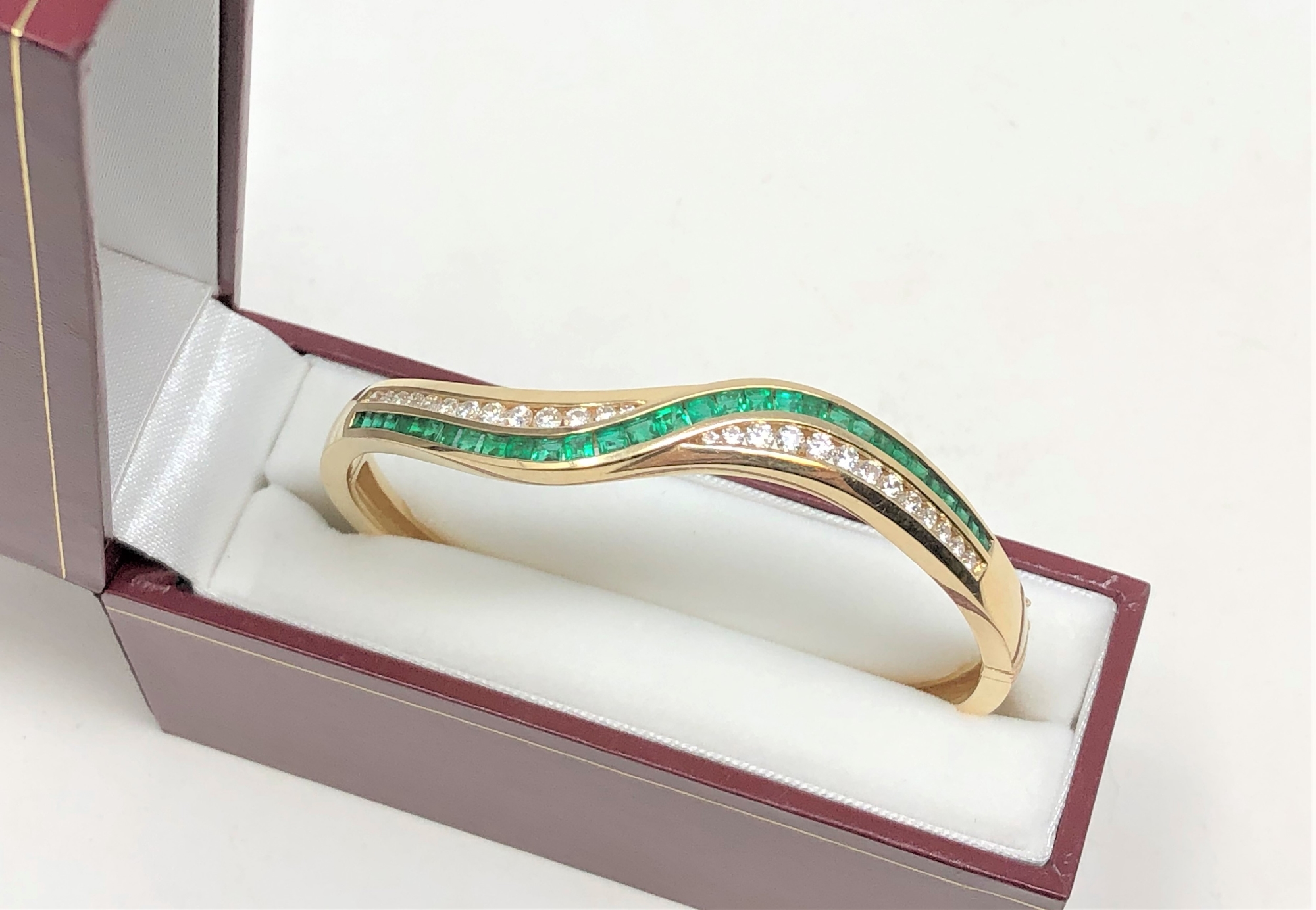 A fine quality 18ct gold emerald and diamond bangle CONDITION REPORT: 26g.