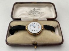A lady's 9ct gold cased wristwatch on expanding strap