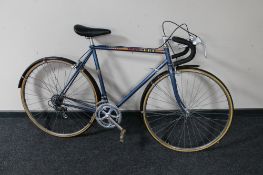 A gent's Peugeot road bike