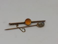 A gold amber bar brooch and a 15ct gold moonstone pin (2) CONDITION REPORT: Bar