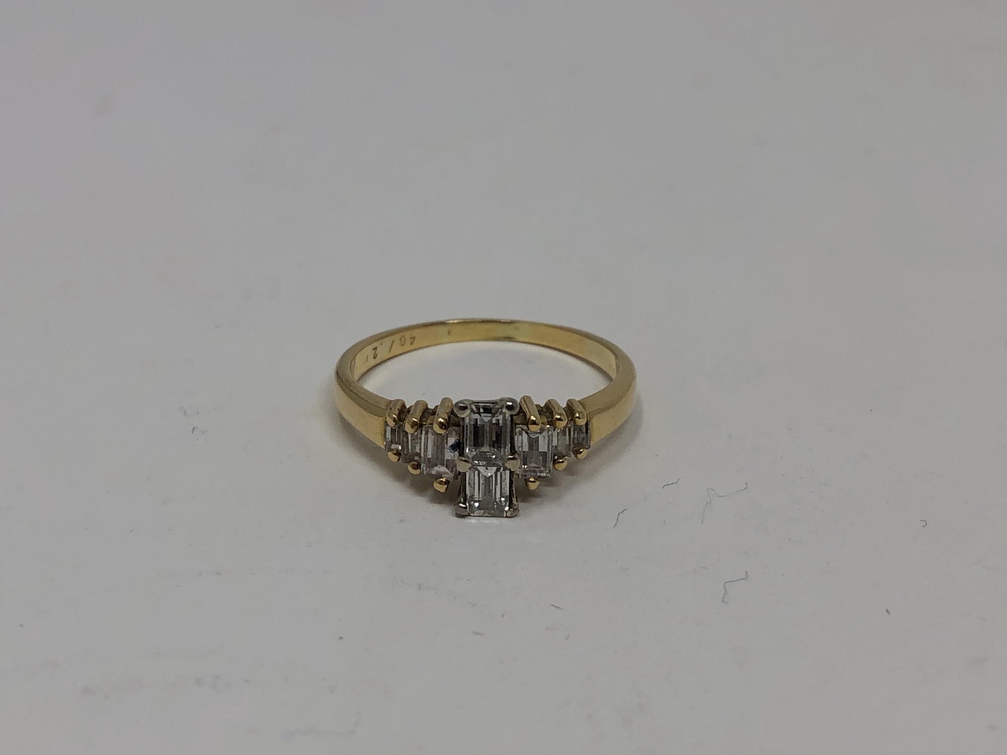 A yellow gold millennium cut diamond ring, the two largest stones G/H colour, Clarity Vs2,