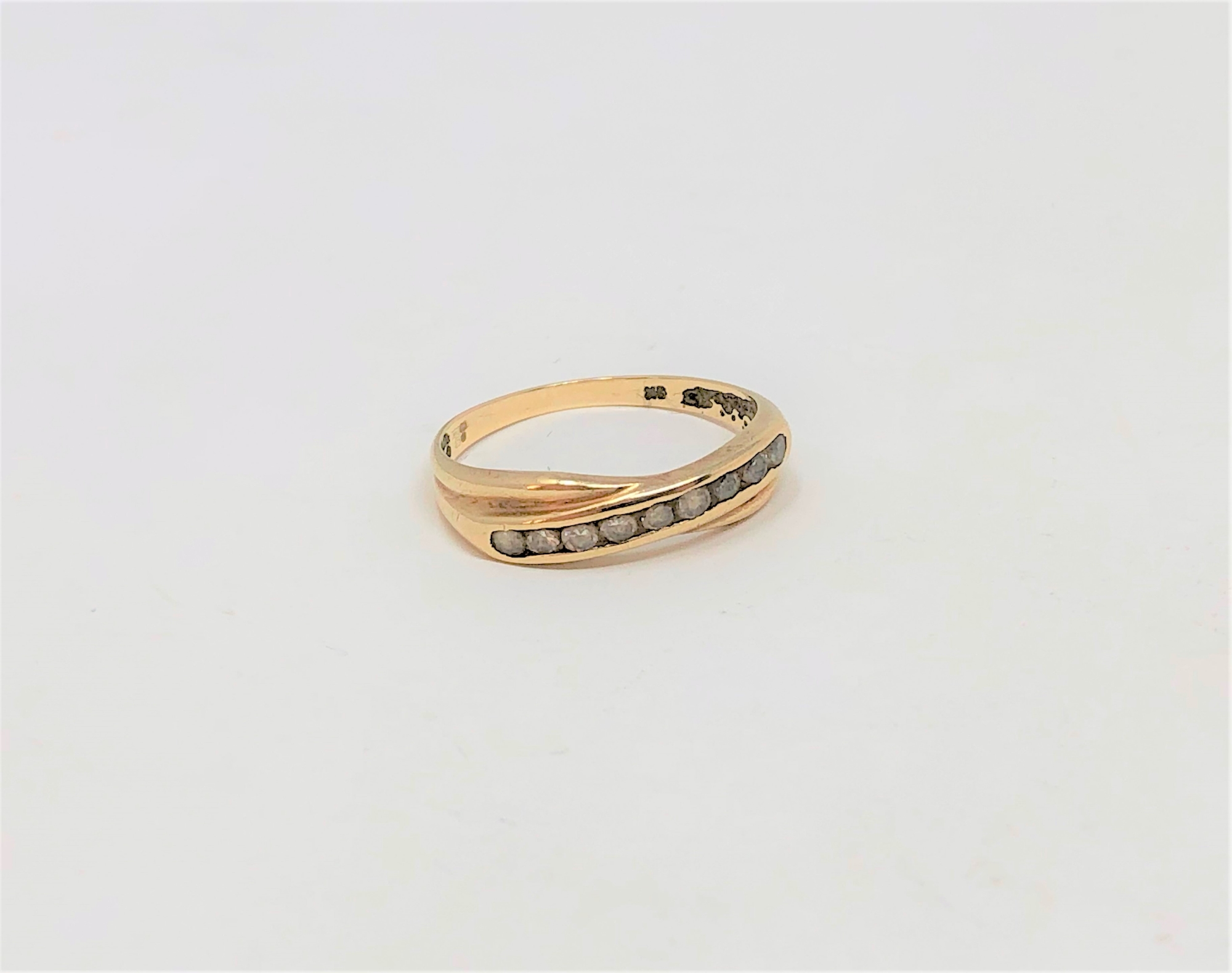 A 9ct gold dress ring, size N. CONDITION REPORT: 1.5g.