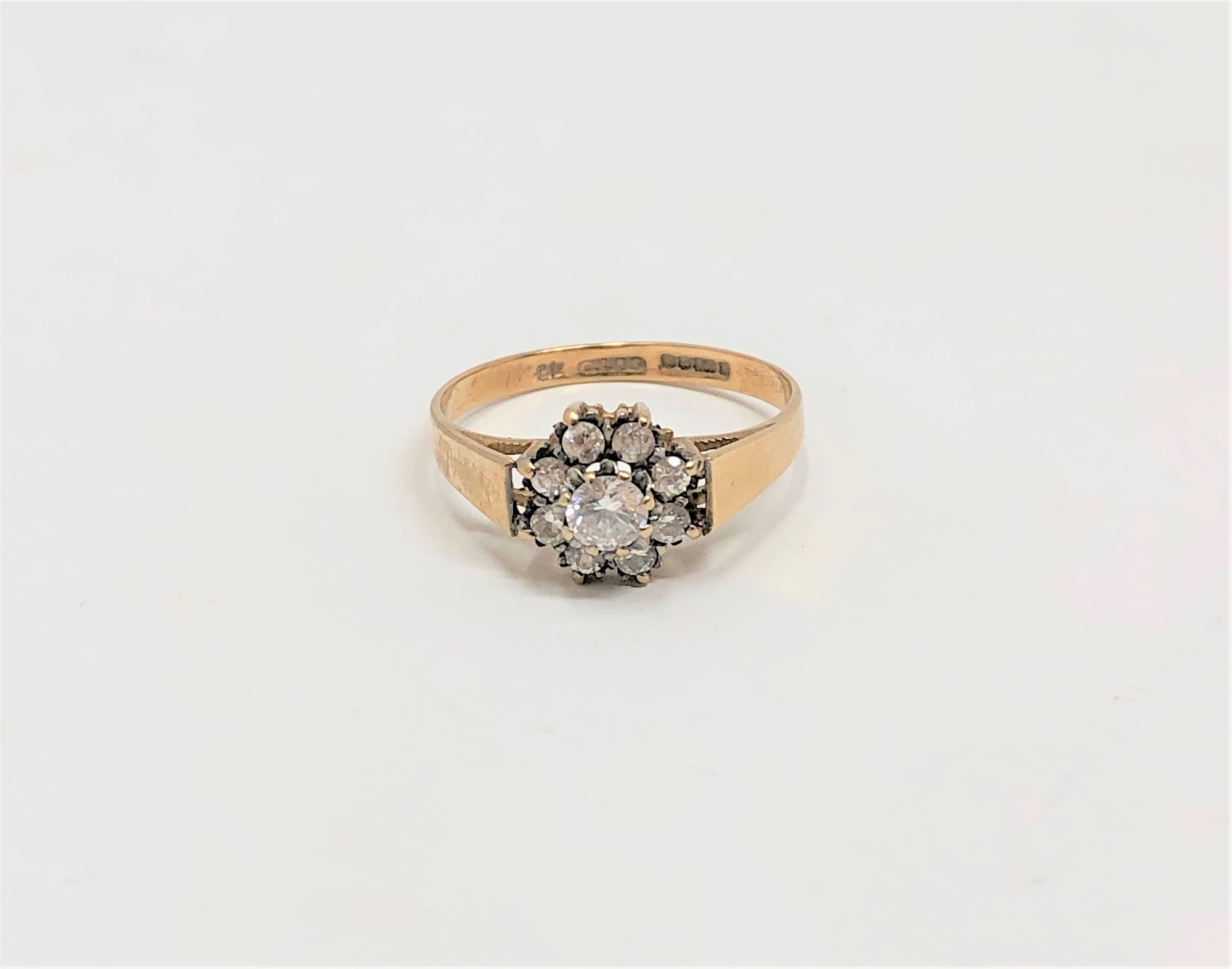 A 9ct gold dress ring, size O. CONDITION REPORT: 1.9g.