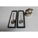 Three boxed silver teaspoons with golf club handles together with a silver napkin ring
