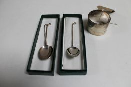 Three boxed silver teaspoons with golf club handles together with a silver napkin ring