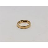 An 18ct gold band ring, 4.1g.