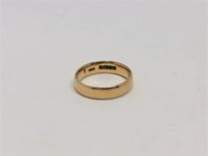 An 18ct gold band ring, 4.1g.