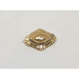 A 9ct gold oval brooch, 3.2g.