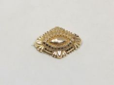 A 9ct gold oval brooch, 3.2g.