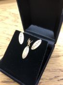 An 18ct three-tone gold pendant and matching earrings with post fittings CONDITION