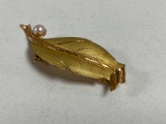 An 18ct gold leaf brooch with seed pearls CONDITION REPORT: 4.2g.