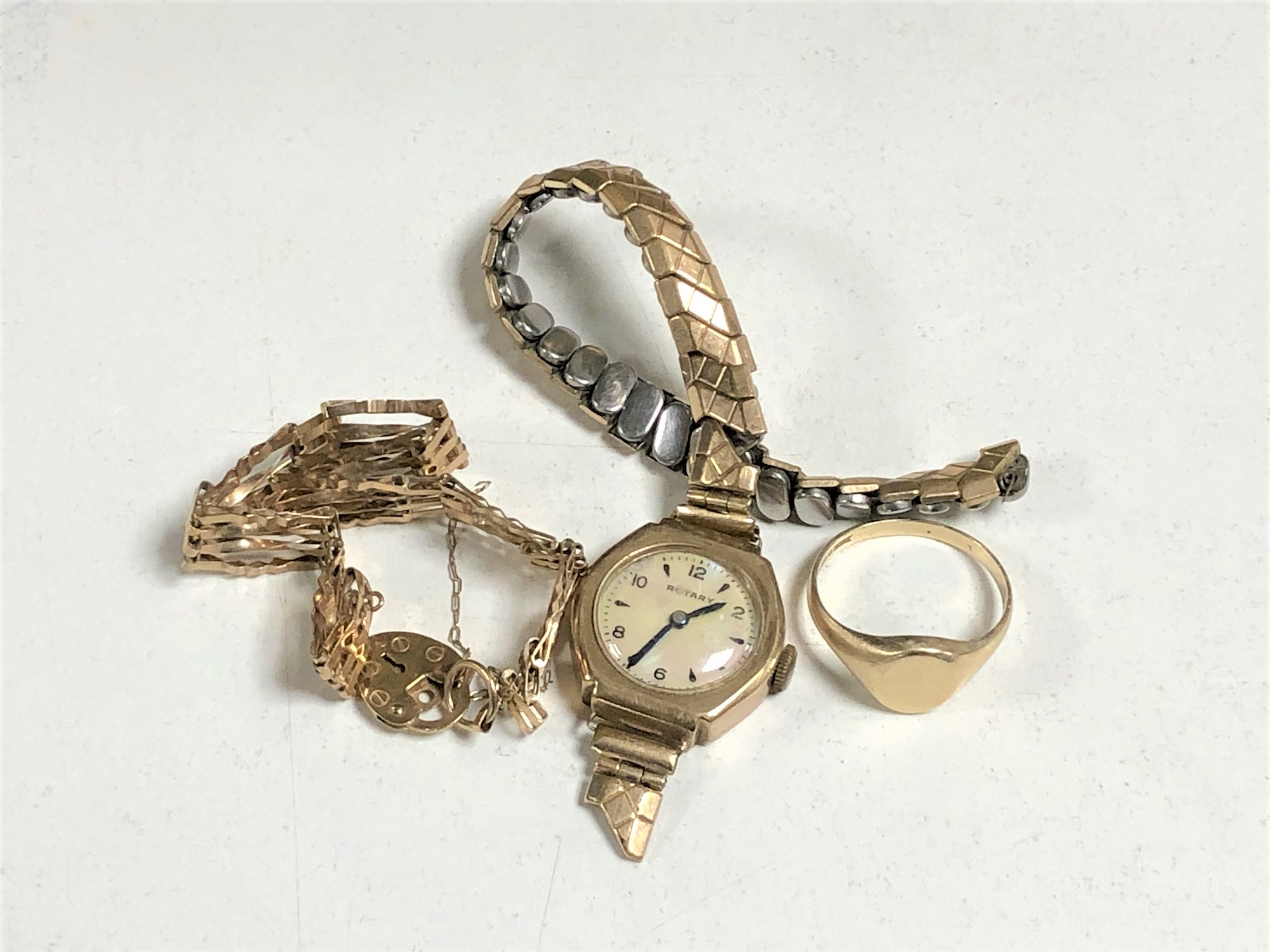 A 9ct gold gate bracelet (4.3g), together with a 9ct gold signet ring (2.