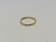 An 18ct gold band ring, 2.6g.