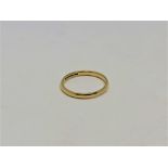 An 18ct gold band ring, 2.6g.