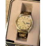 A gents vintage gold plated Seiko 5 automatic calendar wristwatch in box