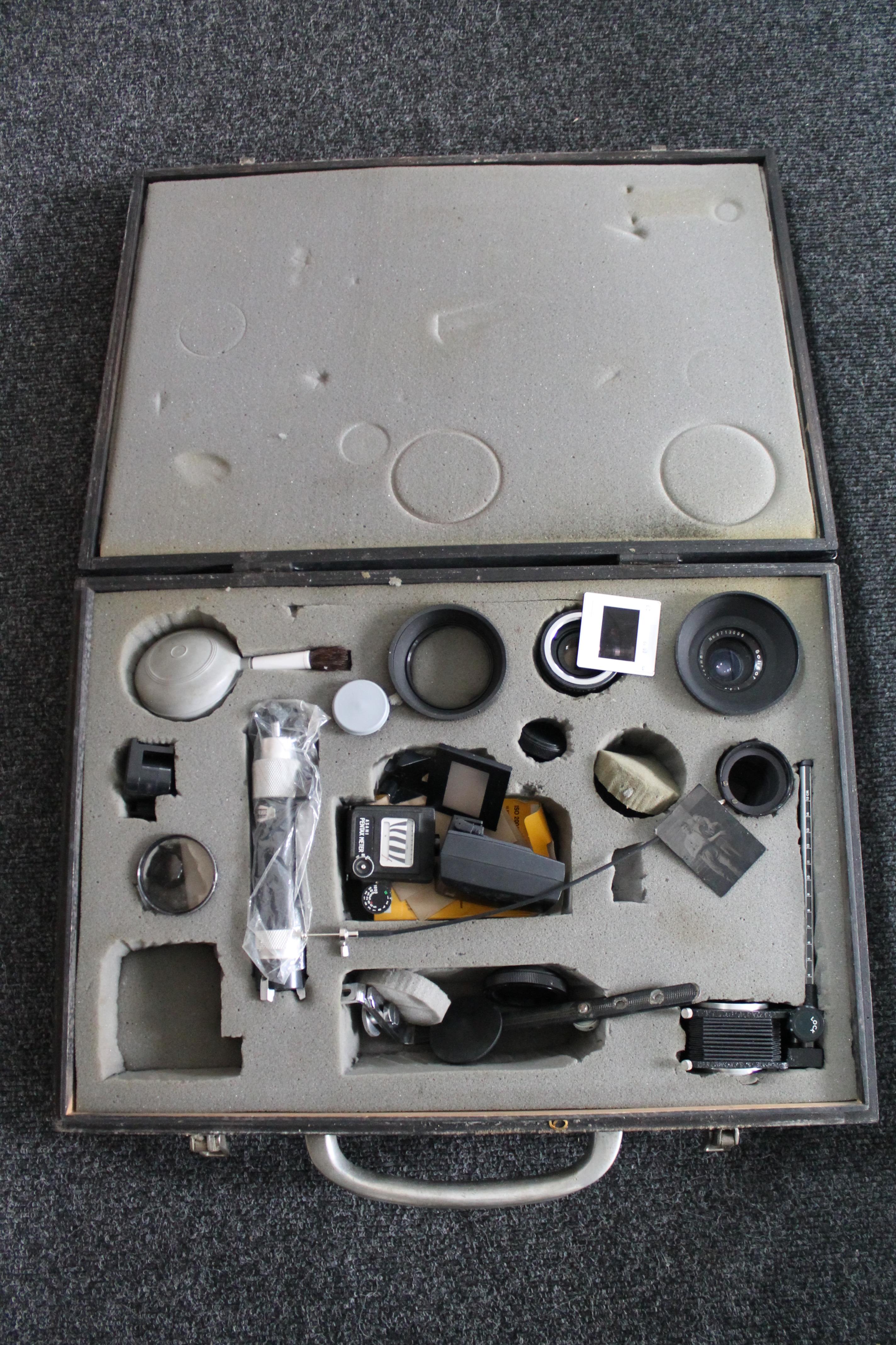 A box of assorted cameras, cine camera, camera accessories, - Image 2 of 2