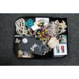A tray of miscellaneous costume jewellery,