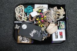 A tray of miscellaneous costume jewellery,