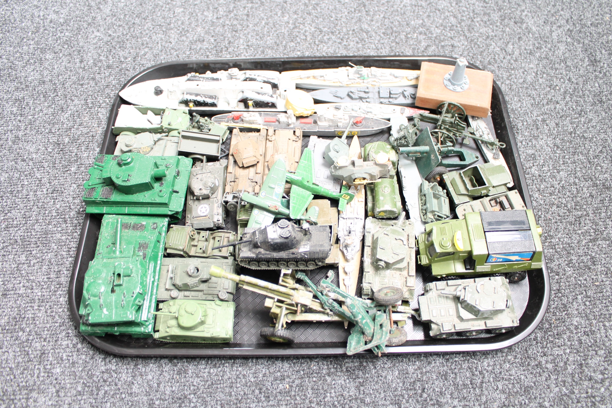 A tray of 20th century plastic and die cast military vehicles, boats,