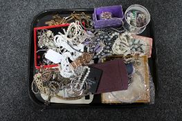 A tray of a large quantity of costume jewellery