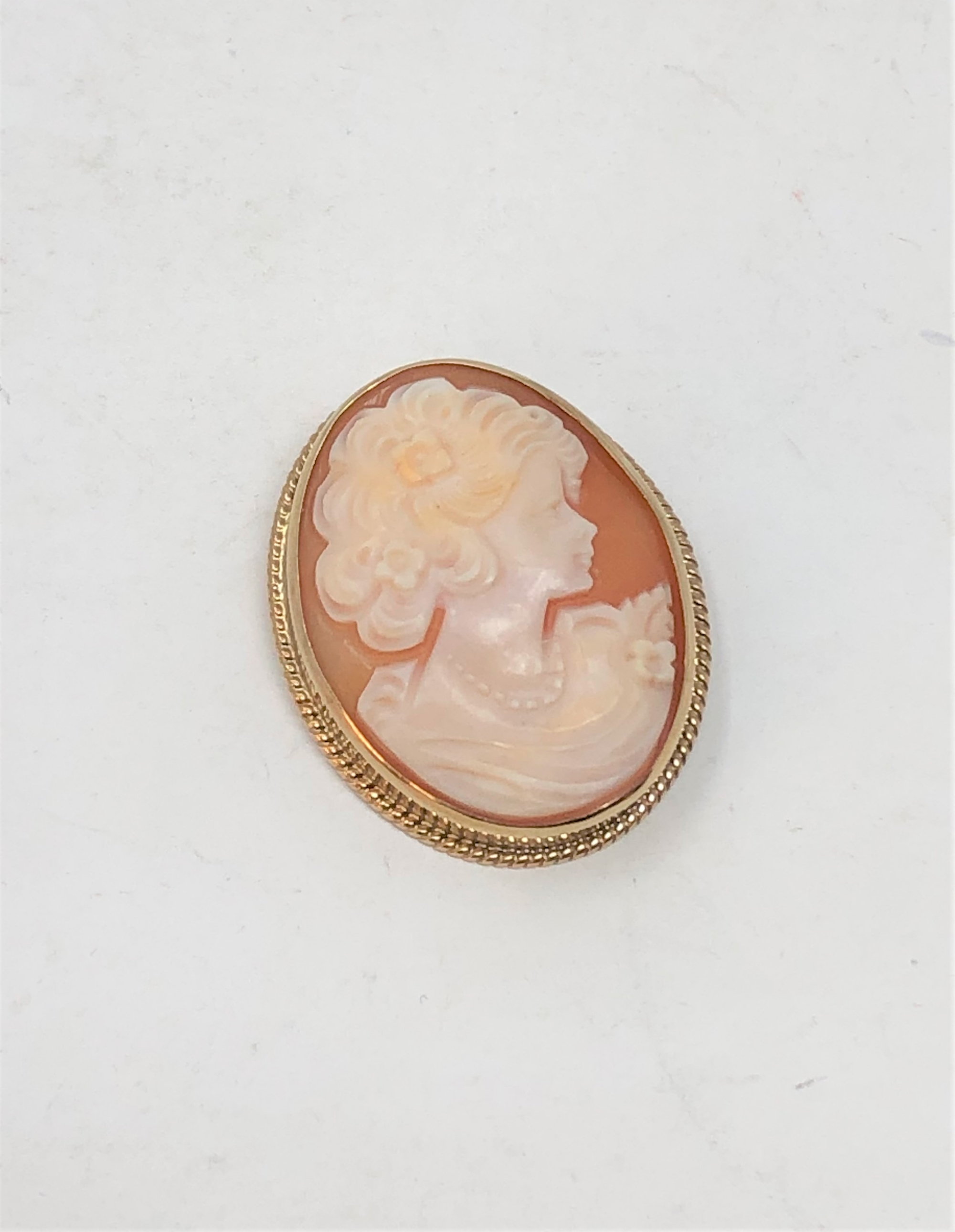 A 9ct gold cameo brooch depicting a lady