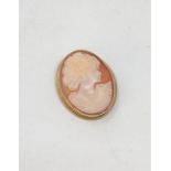 A 9ct gold cameo brooch depicting a lady