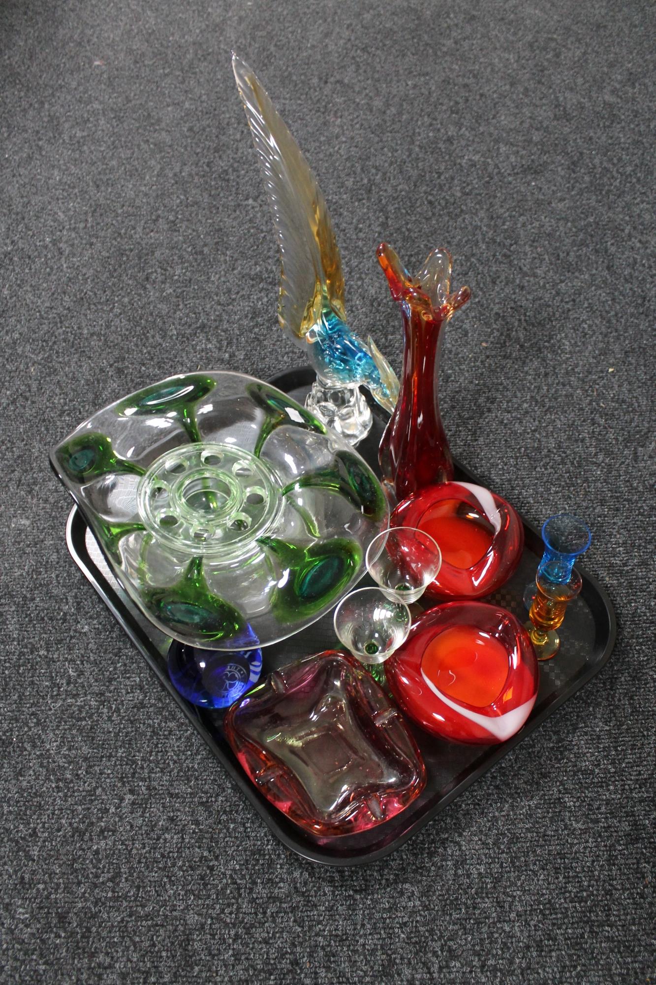 A tray of twentieth century coloured glass, Venetian glass cockerel,