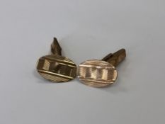 A pair of gent's 9ct gold cuff links (misshapen), 5.5g.