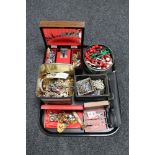 A tray of a large quantity of assorted costume jewellery to include brooches, rings,