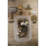 A quantity of military buttons,