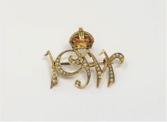 A 15ct gold pearl and enamel brooch 1911 (George V coronation), 4g.