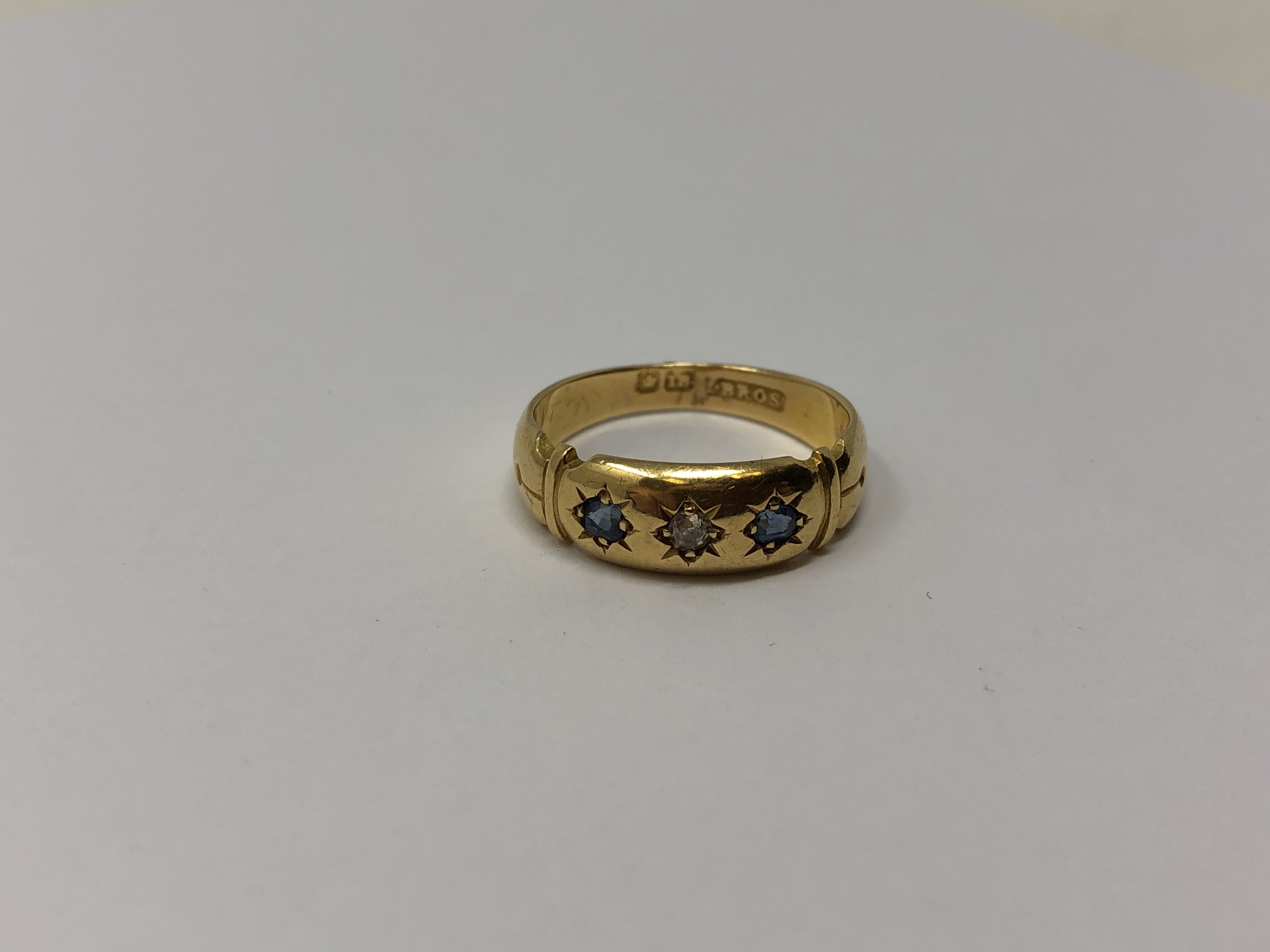 An antique 18ct gold sapphire and diamond ring, 2.85g.