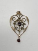 An antique gold garnet pendant, 2.9g.