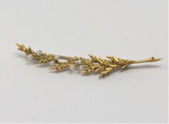 A 15ct gold pearl brooch, 2.5g.