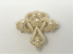 A good quality Victorian pearl brooch with gold fittings CONDITION REPORT: No
