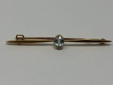A 15ct gold aquamarine brooch, 2.57g.