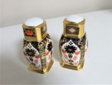 A Royal Crown Derby Imari pattern salt and pepper pot (2)