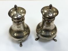 A pair of silver sifters, Chester 1913 CONDITION REPORT: 79.8g.
