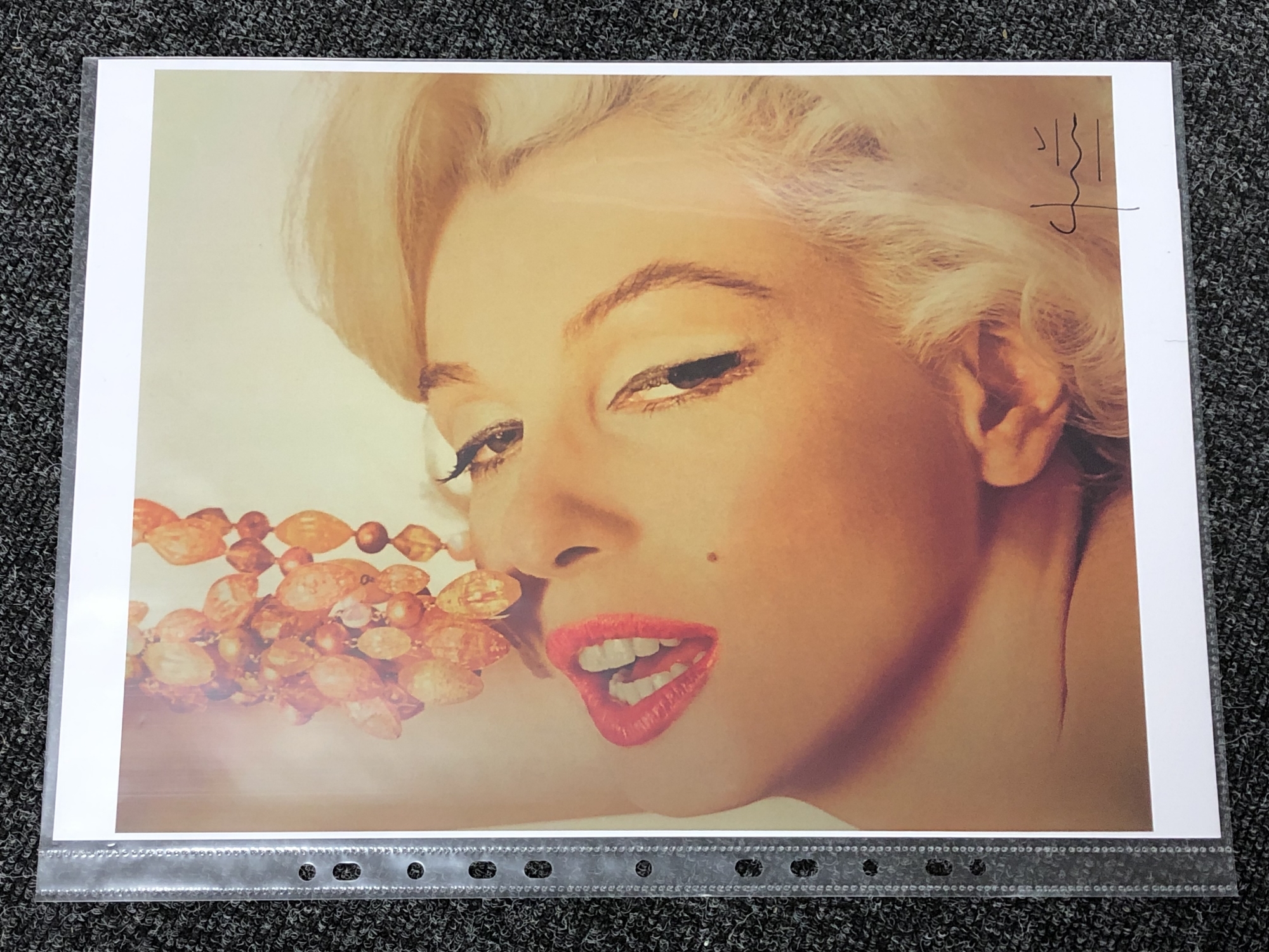 Bert Stern - A signed print on photographic paper - Marilyn with the beads. 30 cm x 42 cm.