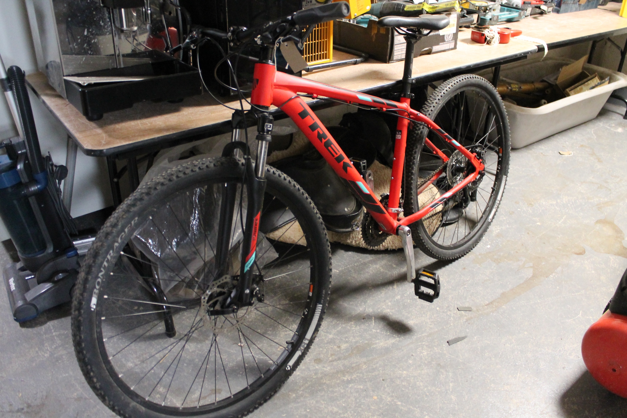 A Trek mountain bike (frame states Virtual 18.5, Actual 17.5).